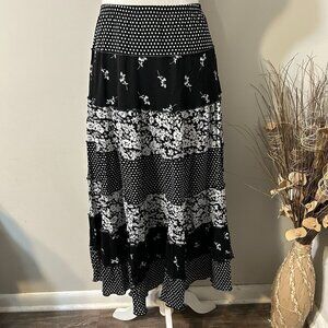 Passports Women Tiered Pull On Skirt Black White Midi Floral Skirt Lined Sz M